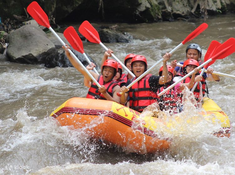 Aktivitas Air menjadi  aktivitas  unggulan  di  Destinasi Rafting Terpopuler di Bogor dengan  pemandangan alam  yang  memukau .