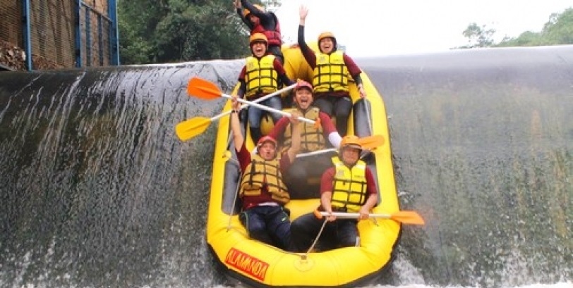 Rafting  di Sungai Citarik  dengan  Tarif yang Ekonomis : Pilihan   Mengisi Waktu Luang yang  Memeriahkan untuk   Anggaran  yang  Mepet.