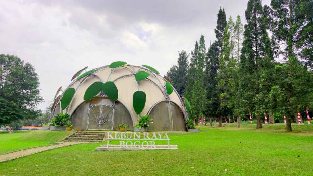 Daerah Bogor  tempat yang  sering turun hujan  dan  terdapat kebun teh  yang  indah   yang harus anda kunjungi .
